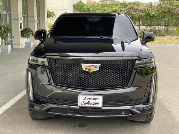 Cadillac Escalade angle 4